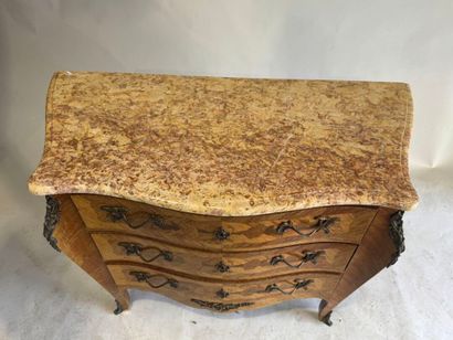 Curved chest of drawers in wood and marquetry...