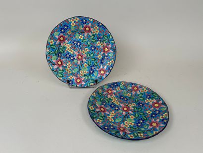 LONGWY.
Paire d'assiettes en faïence polychrome...