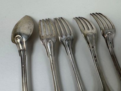 Lot de 4 fourchettes et une cuillère de table...