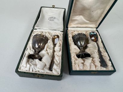 Deux coquetiers et deux cuillères à œufs...
