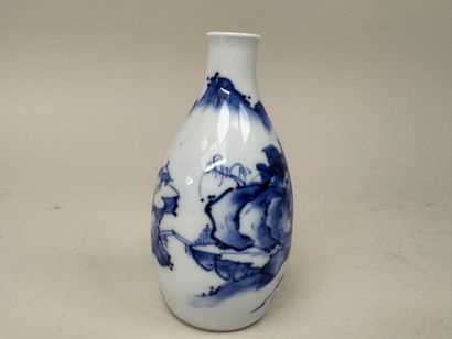 CHINE, XXe.
Petit vase en porcelaine bleu...