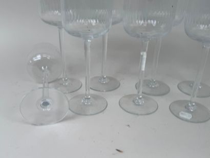 Série de 8 verres sur pieds en cristal à...