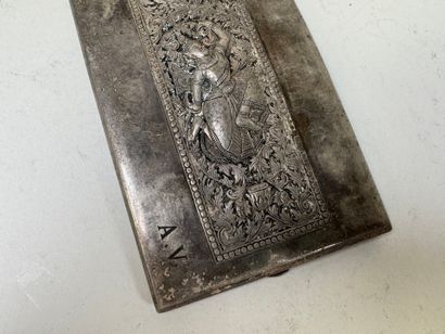 Boîte rectangulaire en argent repoussé à...