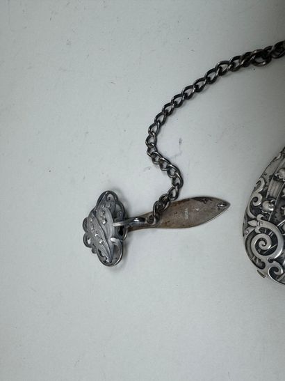 Châtelaine en argent, métal et verre à décor...
