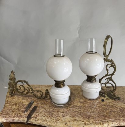 Pair of sconces in brass, ceramic and white...