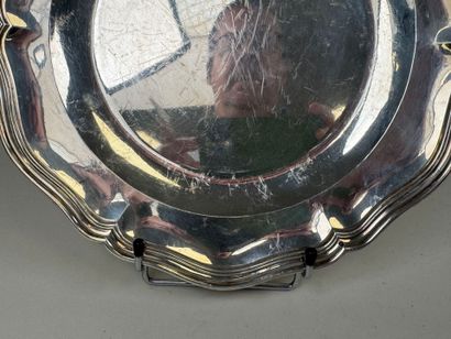Plat de forme chantournée en argent 950/1000,...
