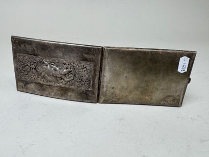 Boîte rectangulaire en argent repoussé à...