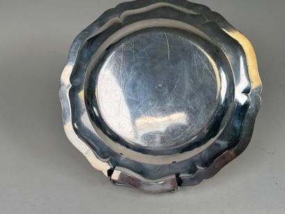 Plat de forme chantournée en argent 950/1000,...