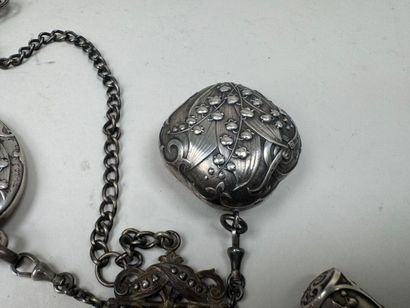 Châtelaine en argent, métal et verre à décor...