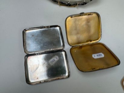 Étui à cigarettes en argent à décor de filets,...