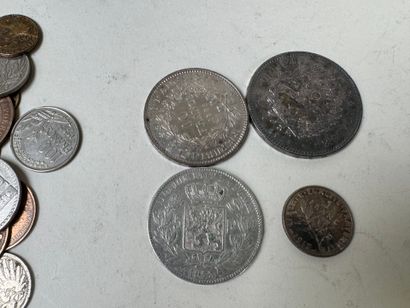4 pièces en argent dont :
- 50 francs Hercule.
-...