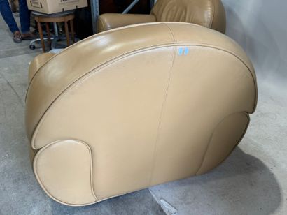 Paire de large fauteuils en cuir crème.
80...