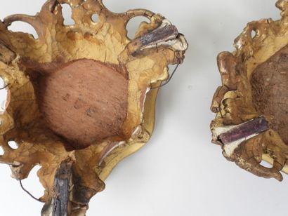 Deux socles en bois et stuc sculpté et doré,...