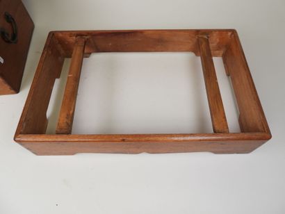 CHINE, XXe.
Grand coffre en bois, la serrure...