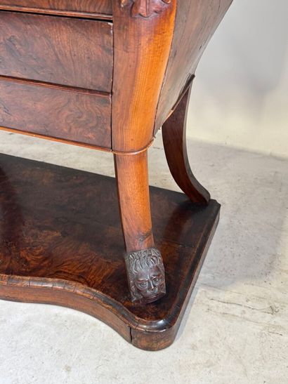 Commode en bois et placage de noyer ouvrant...
