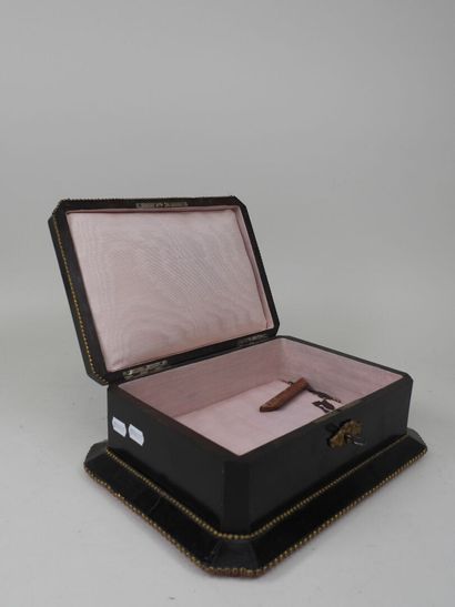 Coffret en bois noirci, le couvercle à décor...