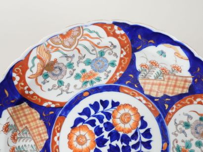 JAPON, fin XIXe.
Important plat en porcelaine...