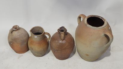 Lot de quatre jarres en grès.
35 cm (la plus...