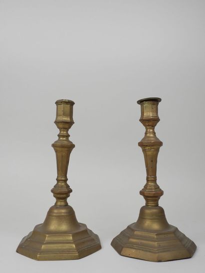 Deux bougeoirs en bronze doré, le fut balustre,...