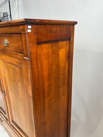 Buffet haut en merisier mouluré, ouvrant...