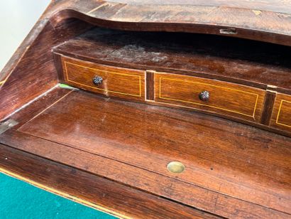Bureau de dame galbé toutes faces en bois...