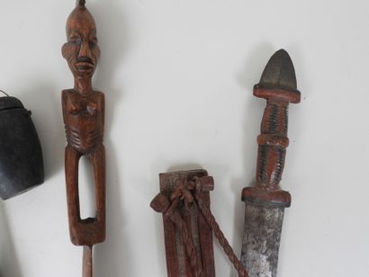 AFRIQUE.
Lot comprenant un poignard, trois...