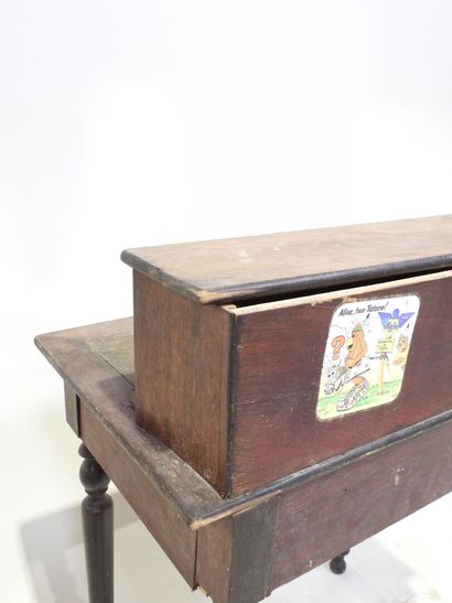 Petit bureau d'enfant à gradin, ouvrant par...