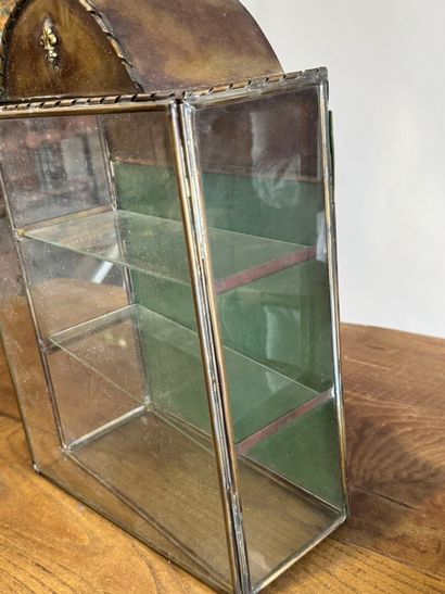 Set comprising:
- a brass and glass display...