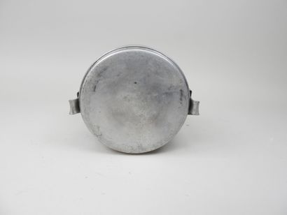 Trois gamelles en aluminium, sur un support...