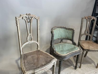 Petit fauteuil de bureau en bois mouluré...