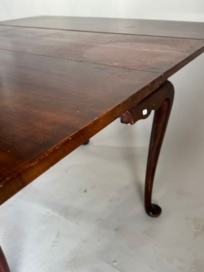 Table en acajou, le piétement 