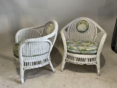 Deux fauteuils en osier tressé et bois courbé...
