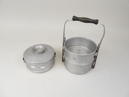 Trois gamelles en aluminium, sur un support...