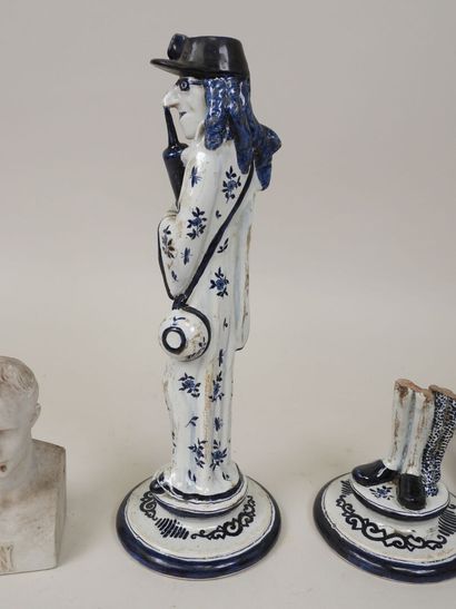 Deux sujets en porcelaine à décor bleu et...