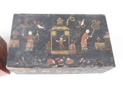CHINE, XXe.
Deux boîtes en bois à décor polychrome...
