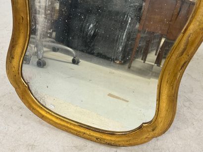 Miroir de forme chantournée en bois doré...