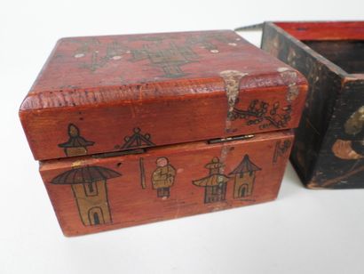 CHINE, XXe.
Deux boîtes en bois à décor polychrome...
