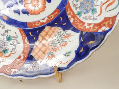 JAPON, fin XIXe.
Important plat en porcelaine...