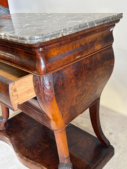 Commode en bois et placage de noyer ouvrant...
