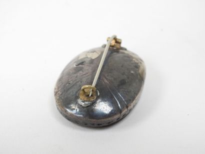 Broche ovale en argent étranger, sertie d'une...