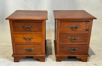 Paire de chevets en bois teinté ouvrant par...