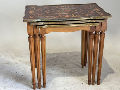 Table gigogne en bois, les plateaux chantournés...