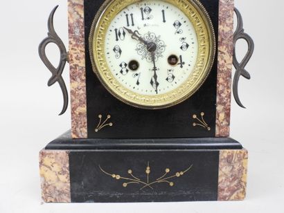 Pendule borne en marbre noir et rouge, le...