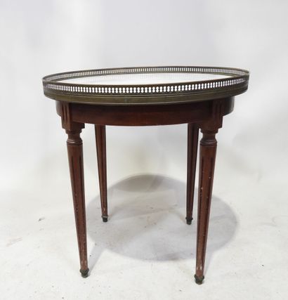 Table dite Bouillotte en bois, le plateau...