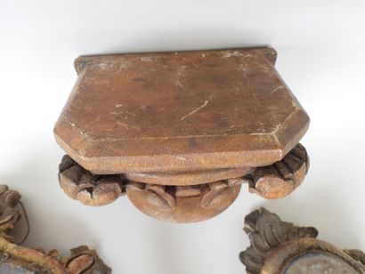 Deux socles en bois et stuc sculpté et doré,...