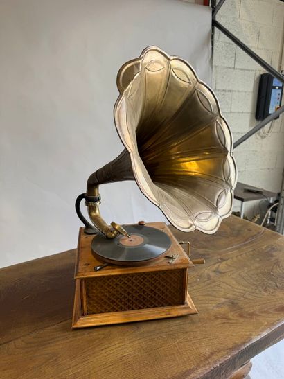 HIS MASTERS VOICE.
Gramophone with wood and...