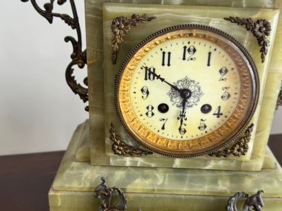 Pendule en onyx, bois et laiton ciselé, à...