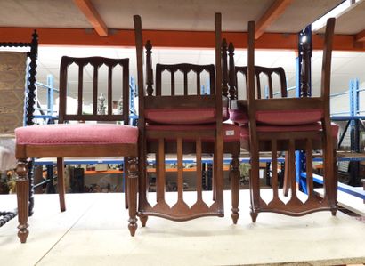 Suite de cinq chaises en acajou, le dossier...