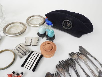 Lot de bibelots divers dont timbale en laiton,...