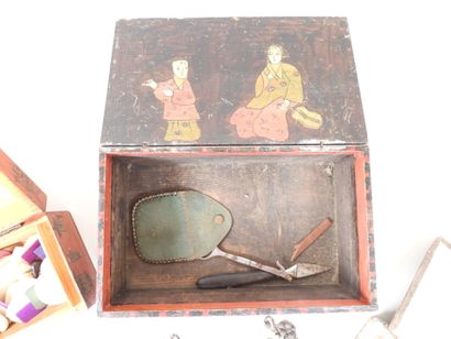 CHINE, XXe.
Deux boîtes en bois à décor polychrome...